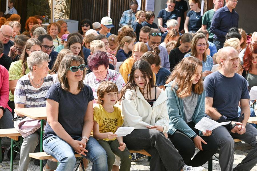 Gottesdienst zum Gemeindefest »Hofschwof« am vergangenen Sonntag neben der zerstörten Kirche Großröhrsdorf. © Steffen Giersch