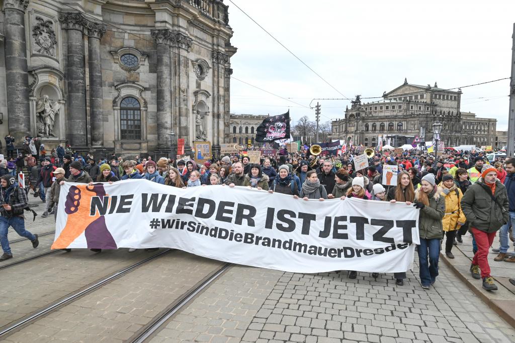 Vom Altmarkt durch die Altstadt von Dresden zogen die etwa 30 000 Menschen bei ihrer Demonstration für Demokratie am vergangenen Sonnabend unter dem Motto »Wir sind die Brandmauer«. © Steffen Giersch