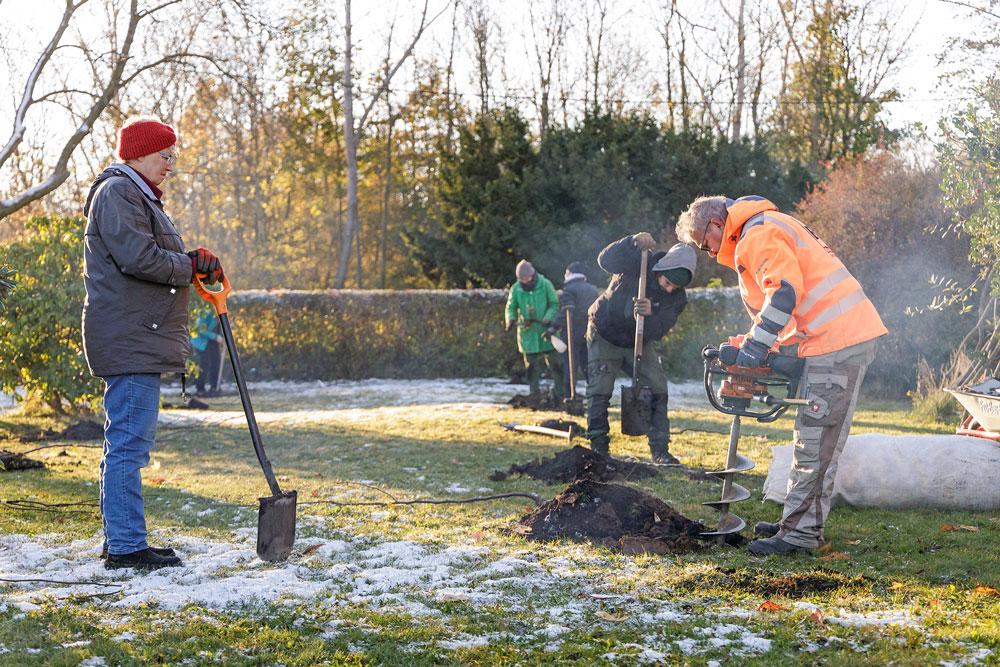 Motorisiert und per Hand wurden die Löcher gebuddelt. © Uwe Winkler