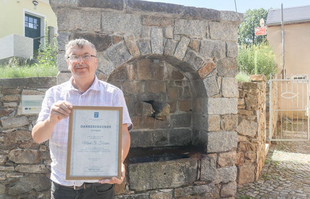 Maik Förster mit Ehrenurkunde vom Botschafter Israels. © Andreas Kirschke 