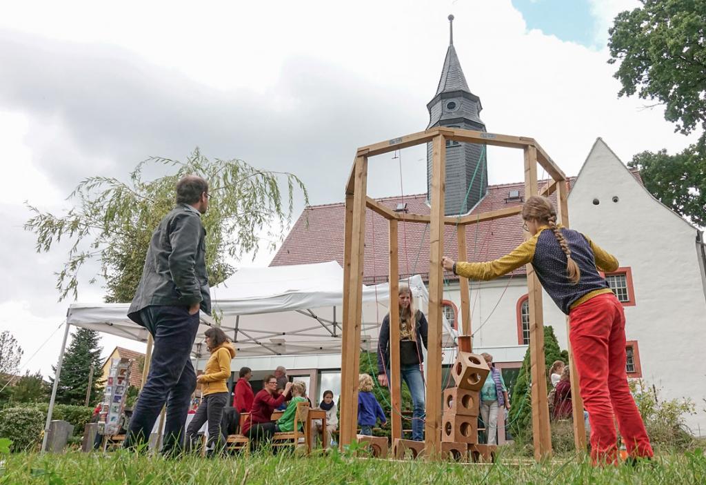 Fest mit fröhlichem Zusammensein: Nicht nur in der Kirche gab es Programm, auch im Garten waren Spiele und Mitmachangebote der evangelischen Jugend zu erleben. © Daniel Förster