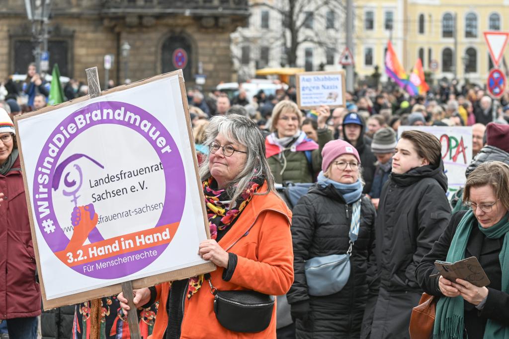 Breites Bündnis: Auch Frauenverbände gingen auf die Straße. © Steffen Giersch