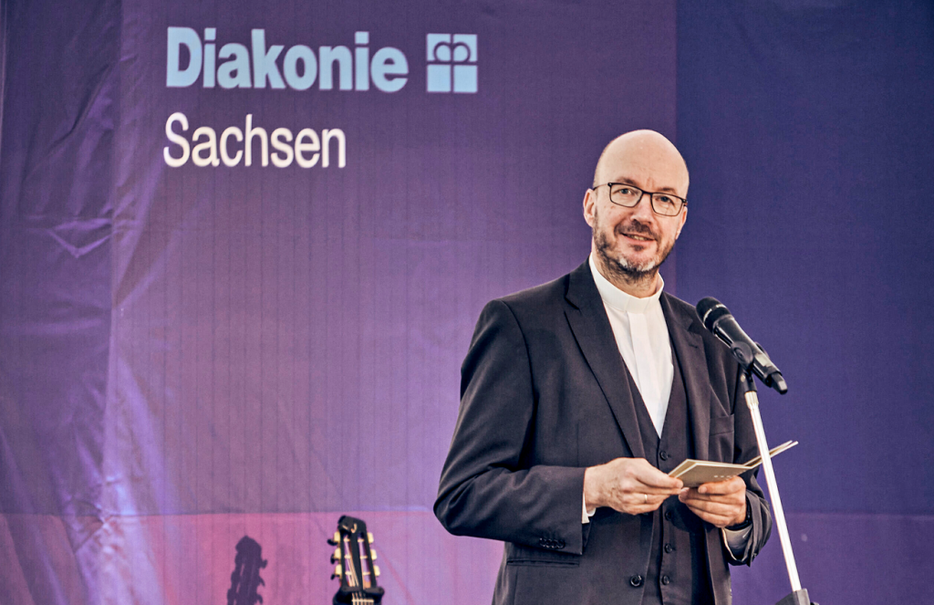 Landesbischof Tobias Bilz richtete ein Grußwort an die Gäste. © Diakonie Sachsen/Michael Herrmann, abgedreht procutions