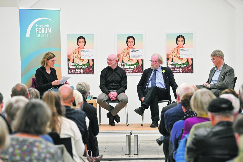 Podium der Reihe »Forum Konkret« in den Kunstsamm- lungen Chemnitz (v.l.): Mandy Weigel (DER SONNTAG), Stefan Schmidtke (Kulturhauptstadt), Wolfgang Thierse (SPD), Stephan Bickhardt (Ev. Akademie) © Andreas Seidel