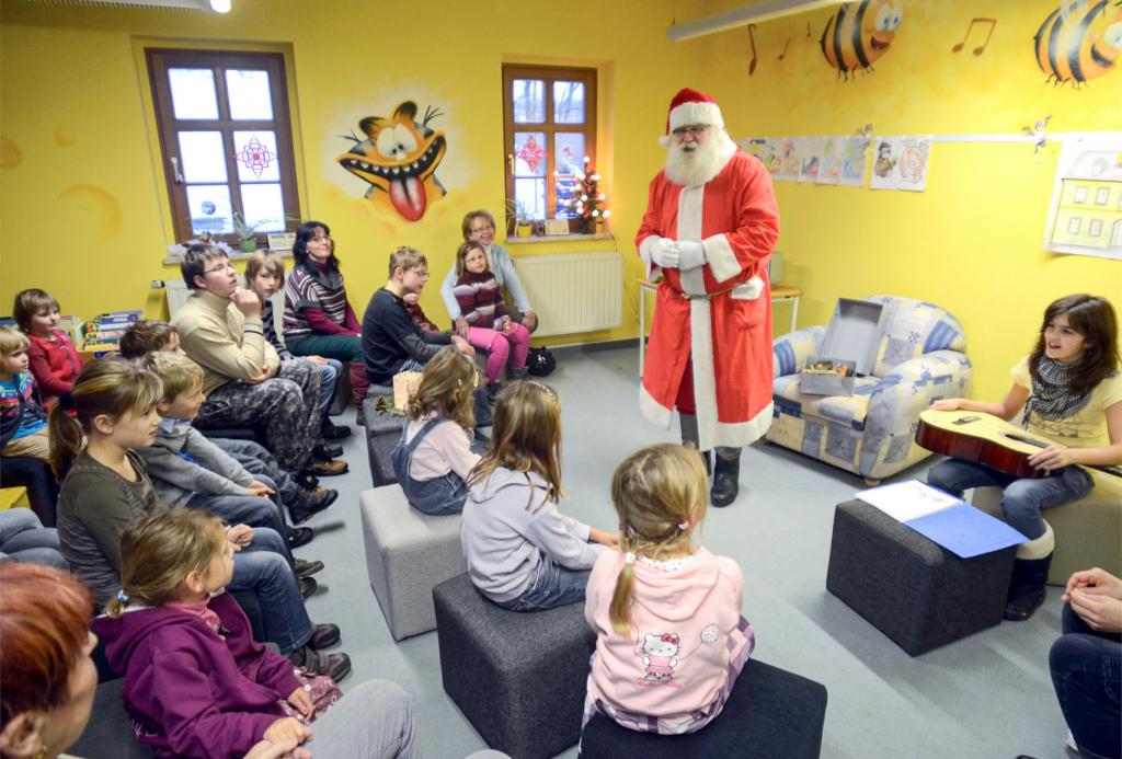 Weihnachtsmann Heinz Wüst 2011 in der Stadtbibliothek Auerbach/V. © Joachim Thoß