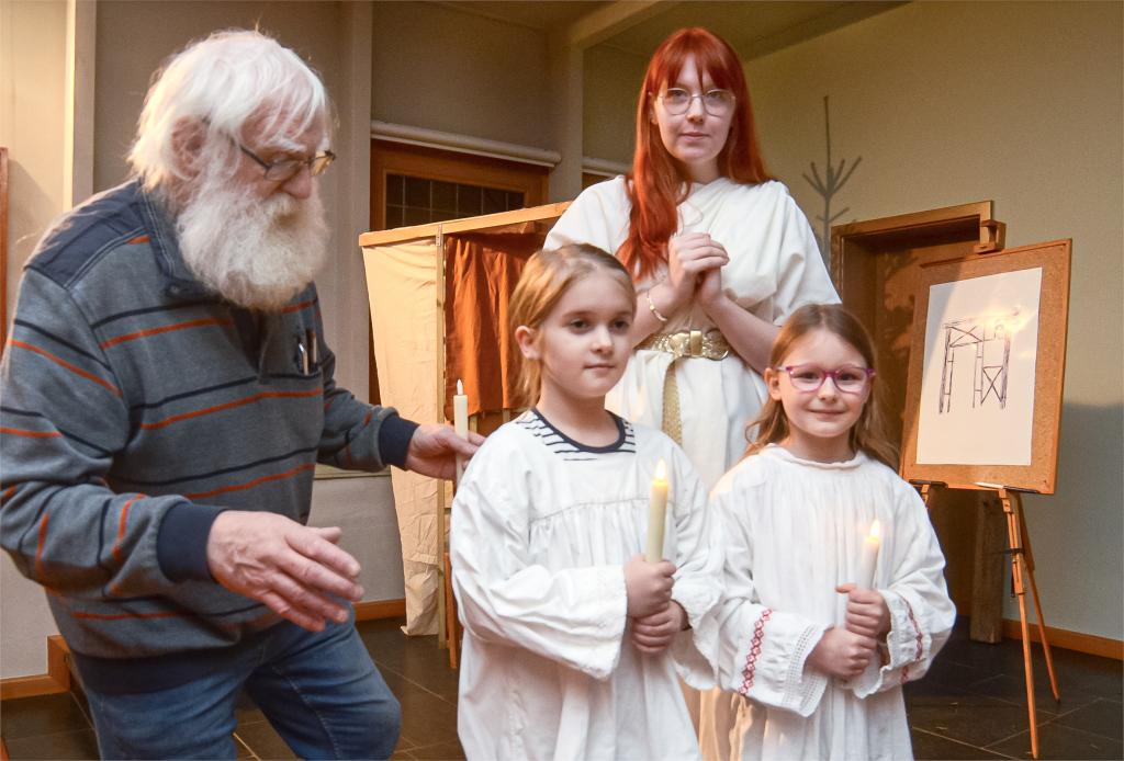 »Fürchtet euch nicht!«: In der Kirche Reumtengrün leitet Heinz Wüst schon seit 20 Jahren die Krippenspiele an. Theaterspielen ist seine Leidenschaft. Deshalb gibt es auch eine Theatergruppe in der Gemeinde. © Joachim Thoß