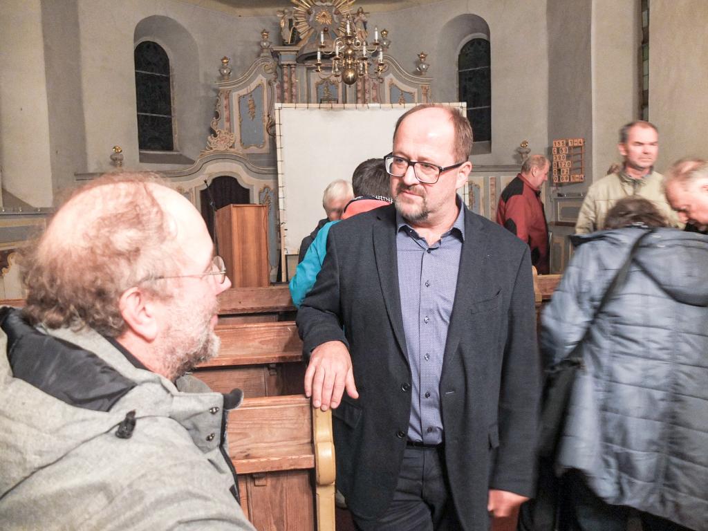 Steffen Irmer (r.) nach seinem Vortrag in der Kirche im Gespräch mit einem Zuhörer, einem Ökolandwirt. © Tomas Gärtner