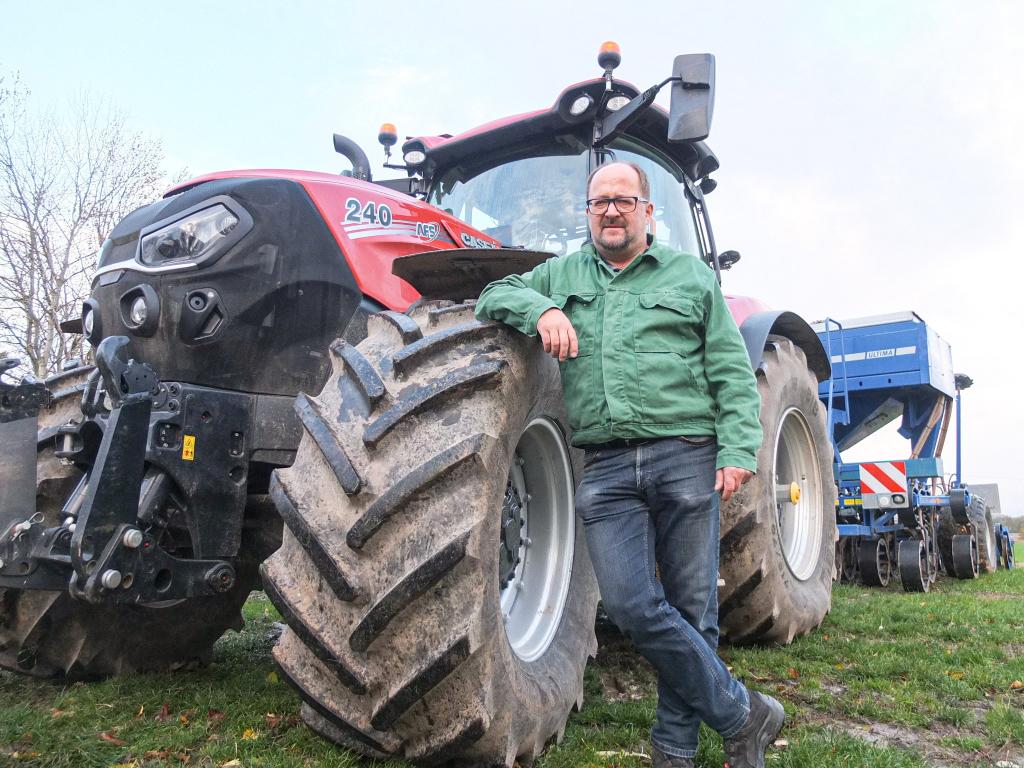 Steffen Irmer mit seinem Traktor: Auf den Feldern um Unkersdorf sät und erntet er das Getreide. In der Dresdner Mühle wird es zu Mehl für Brot, Brötchen und Kuchen. © Tomas Gärtner