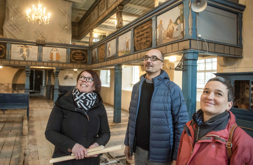 Auf der Baustelle: Architektin Claudia Domnick, Alexander Manzke und Katja Wurlitzer vom Vorstand des Kirchbauvereins (von links nach rechts) in der Weixdorfer Pastor-Roller-Kirche. © Dietrich Flechtner 