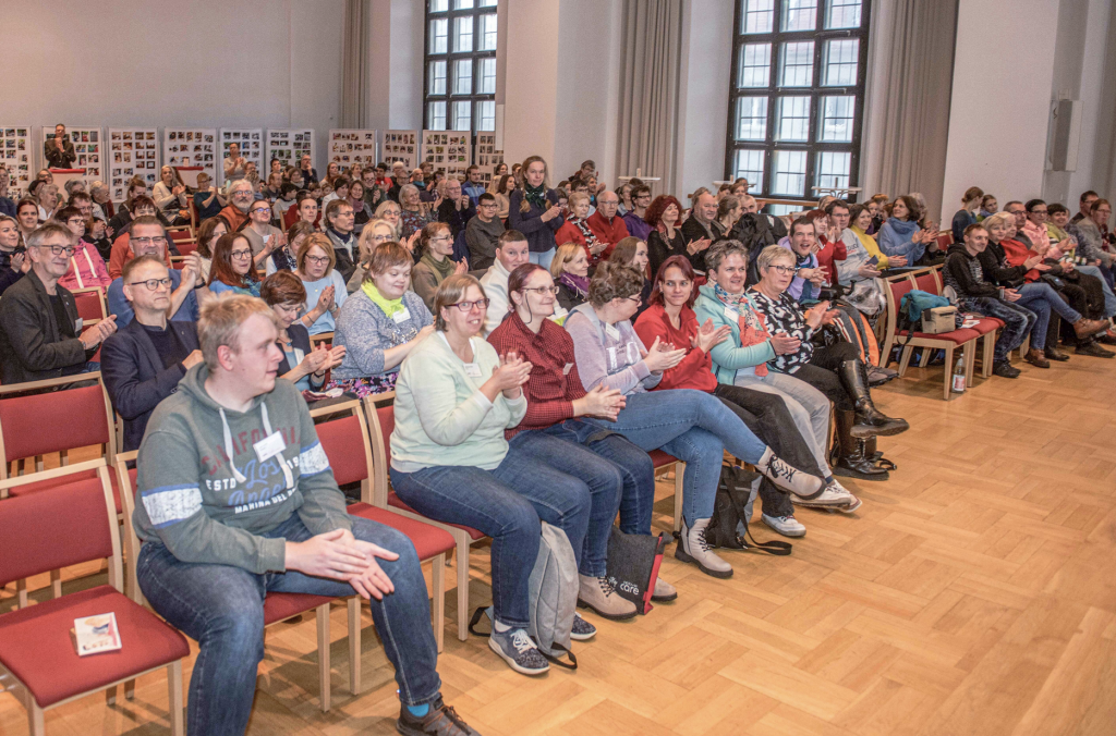 Viele Gäste haben am 25. November im Dresdner Haus der Kirche die neue Ausgabe gefeiert. © Dietrich Flechtner