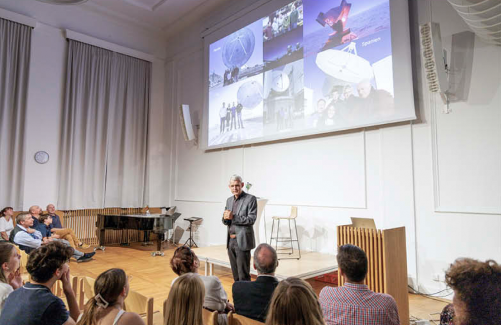 Spannender Termin in der Aula des Evangelischen Schulzentrums Leipzig: Prof. Heino Falcke sprach über »Ist Gott im Universum zu finden?« © Uwe Winkler