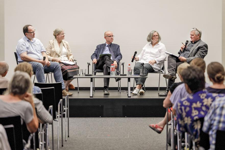 Diskussion in der Leipziger Albertina über Kirchenbibliotheken (v. l.): Dr. Stefan Michel (Dresden), Christina Neuß (Eisenach), OKR Dr. Thilo Daniel (Dresden), Dr. Kathrin Paasch (Gotha), Moderation Prof. Dr. Thomas Fuchs. © Uwe Winkler