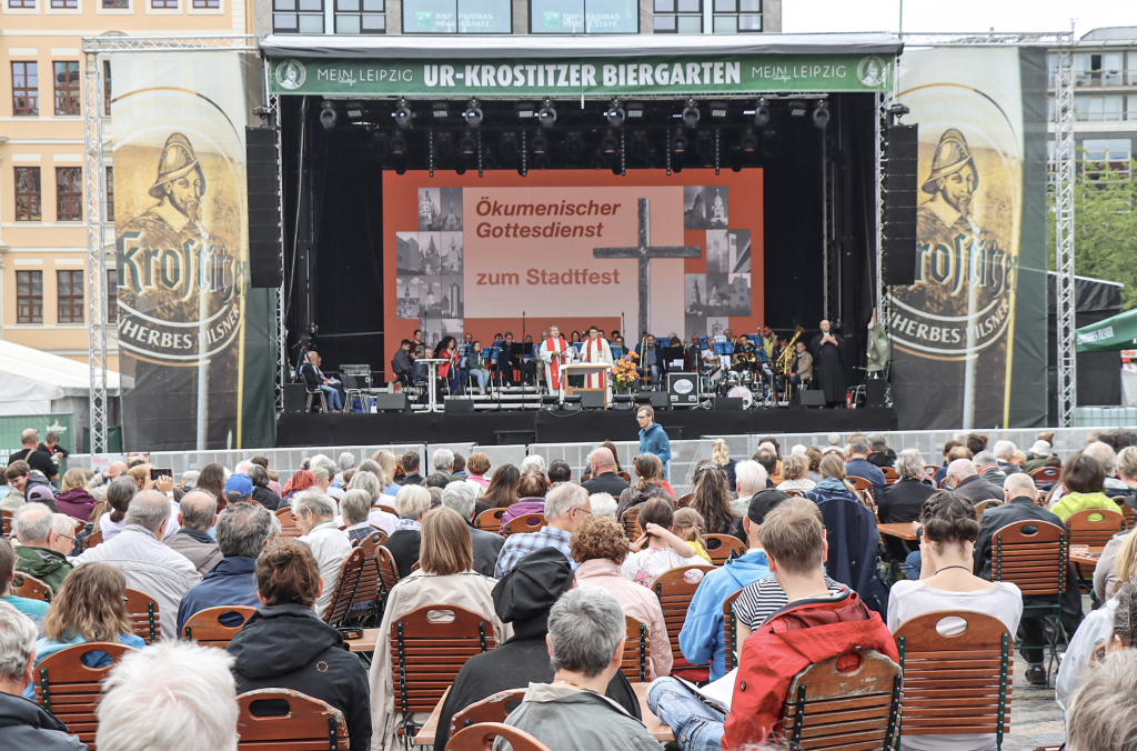 Der Leipziger Marktplatz am Sonntag: Beim Stadtfest-Gottesdienst ging es um Liebe und die diesjährige Jahreslosung »Alle eure Dinge lasst in Liebe geschehen«. In Statements kamen verschiedene Menschen zu Wort. © Sebastian Keller