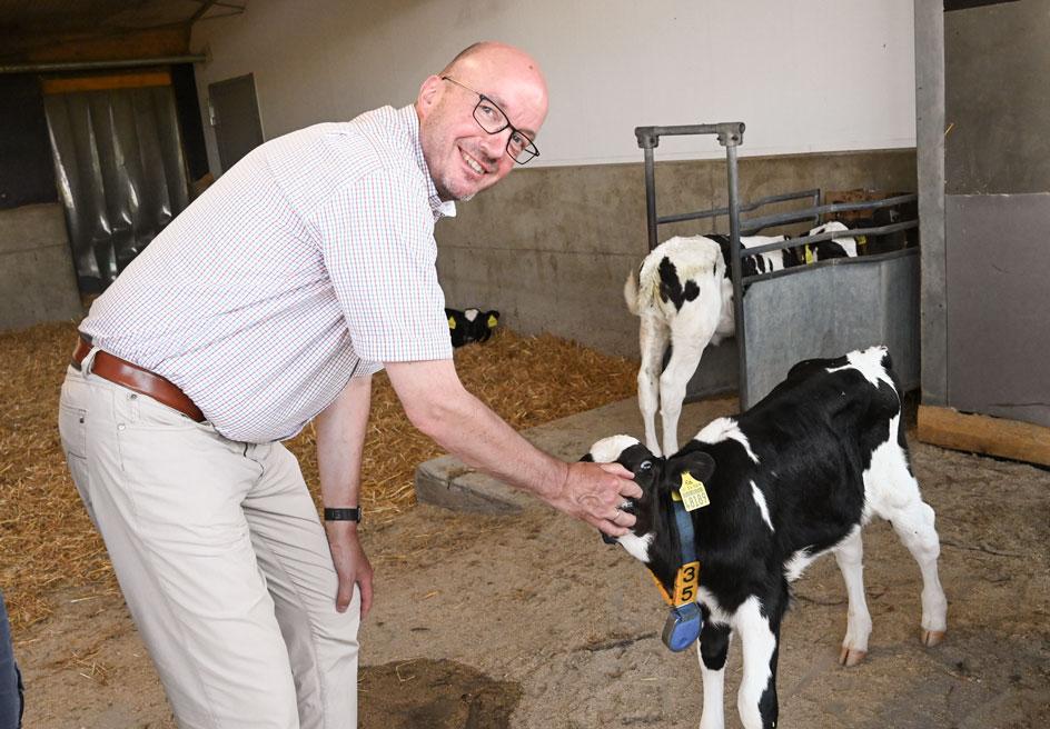 Bischof Tobias Bilz besuchte den Milchhof in Haßlau bei Roßwein und informierte sich über moderne Herstellungsbedingungen von Milch. © Steffen Giersch 