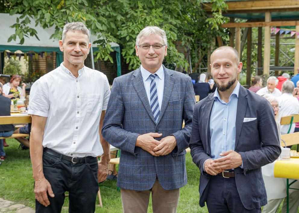 Bruderschafts-Generationen feiern das Jubiläum: Gründungsmitglied Prof. Johannes Berthold (M.) umrahmt von den jüngeren Brüdern Gilbert Peikert als geistlichem Leiter (l.) und dem Vorsitzenden Prof. Dr. Markus Schmidt. © Uwe Winkler