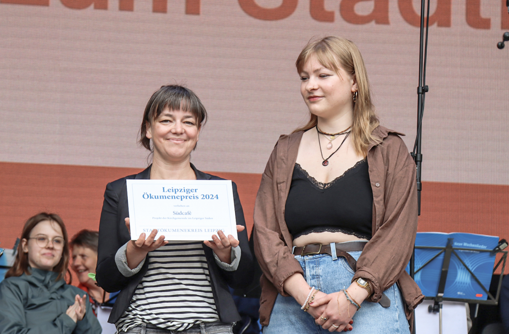 Freude bei Susen Seidel (li.) und Charlotte Grimme. Sie erhielten den Leipziger Öku- menepreis für das Projekt Südcafé. Das Südcafé ist ein Begegnungsort für Geflüchtete und die Nachbarschaft in der Südvorstadt in Leipzig. © Sebastian Keller