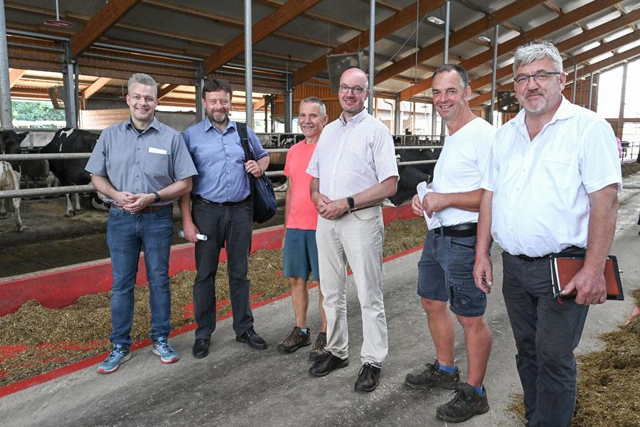 Im Kälberstall: Dr. Sven Petry, Michael Seimer, Hartmut Günther (Männerarbeit), Tobias Bilz, Christian Kalbhenn (Milchbauer), Matthias Fischer (v. l.). © Steffen Giersch 