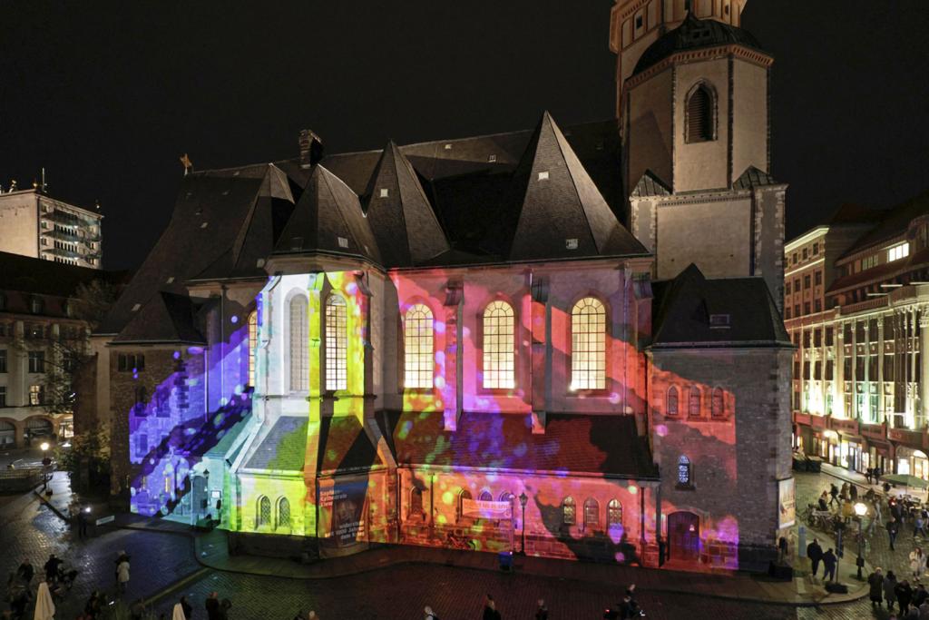 Die angestrahlte Nikolaikirche am 9. Oktober. Zuvor fand das Friedensgebet in der Kirche statt. © PUNCTUM/Alexander Schmidt 