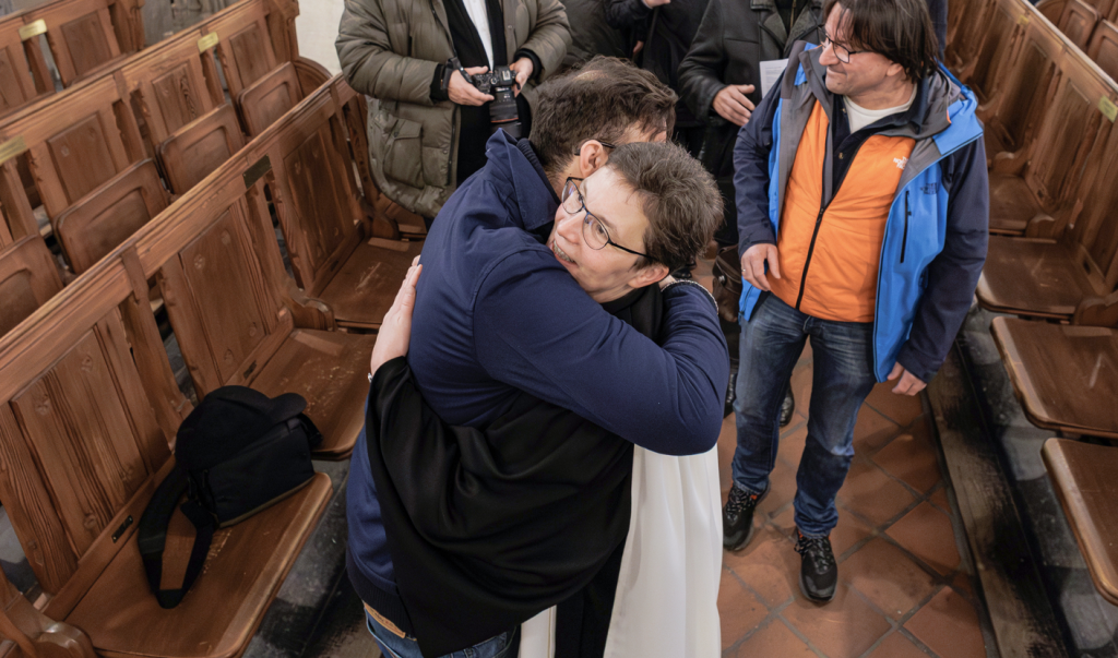 Herzliche Verabschiedung nach dem Gottesdienst. © Uwe Winkler