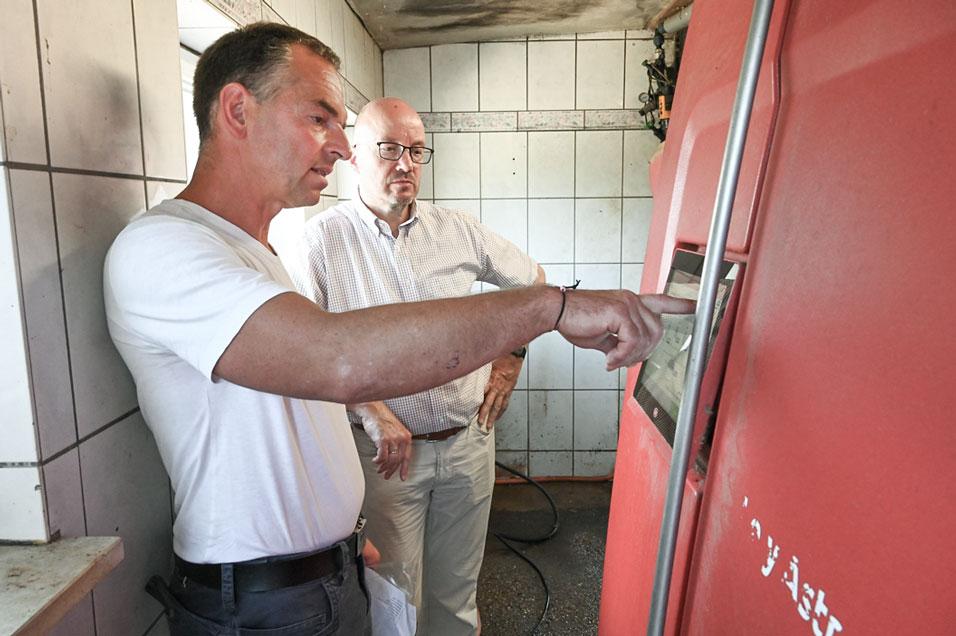 Am Melkroboter: Milchbauer Christian Kalbhenn, Tobias Bilz © Steffen Giersch 