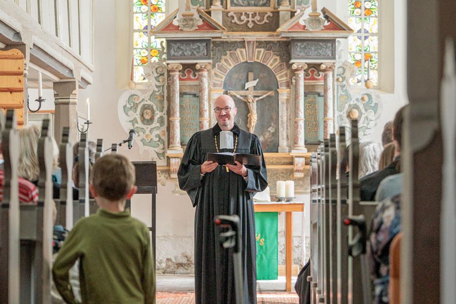 Landesbischof Tobias Bilz predigte zum Jubiläum in der Dorfkirche. © Uwe Winkler