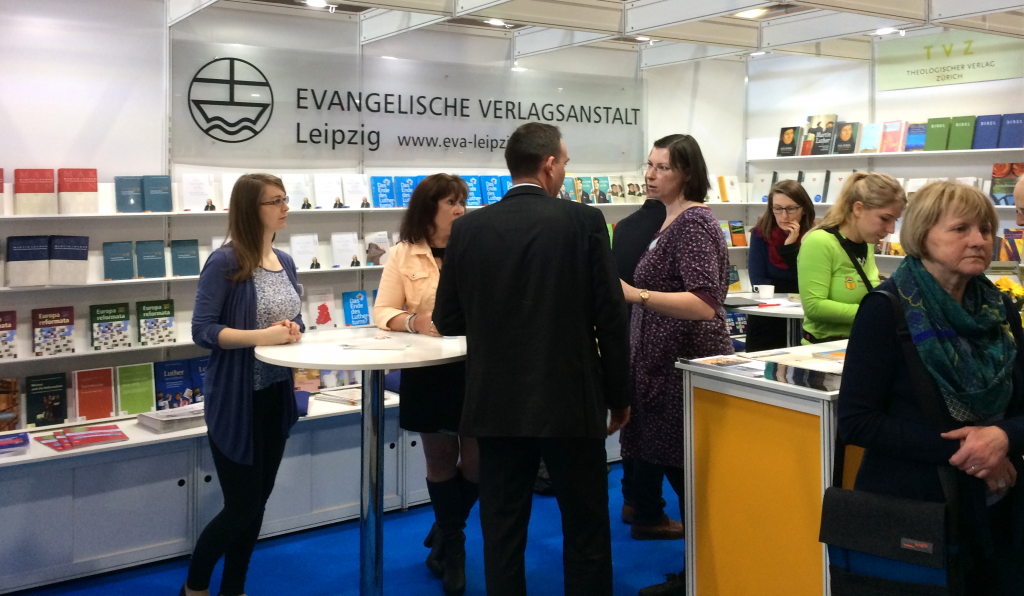 Zahlreiche Besucher am Stand der Evangelischen Verlagsanstalt Leipzig GmbH.