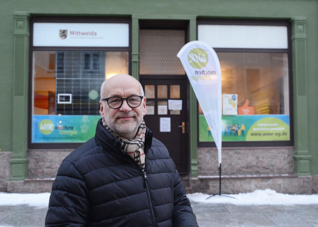 Ernst-Michael Weidauer besucht den Energie-Laden in Mittweida. © W. Sturm