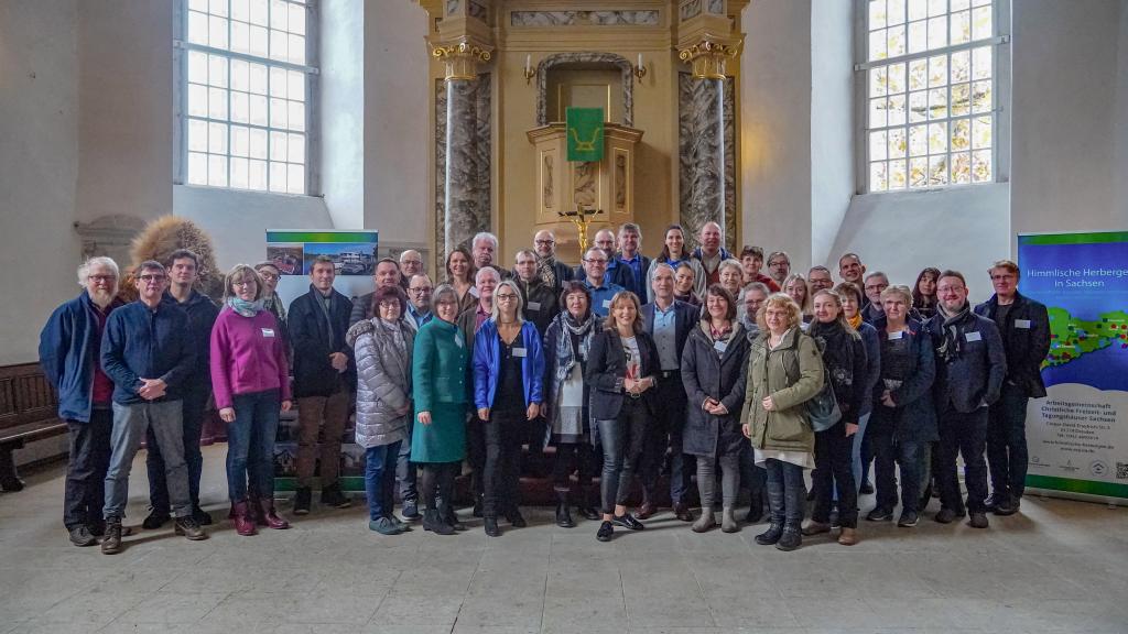 Im November feierten Jubiläumsgäste und Mitglieder der Arbeitsgemeinschaft Christliche Freizeit- und Tagungshäuser Sachsen in der St. Michaeliskirche Zehren bei Meißen das 30-jährige Bestehen. © AG CFS/EvJuSa