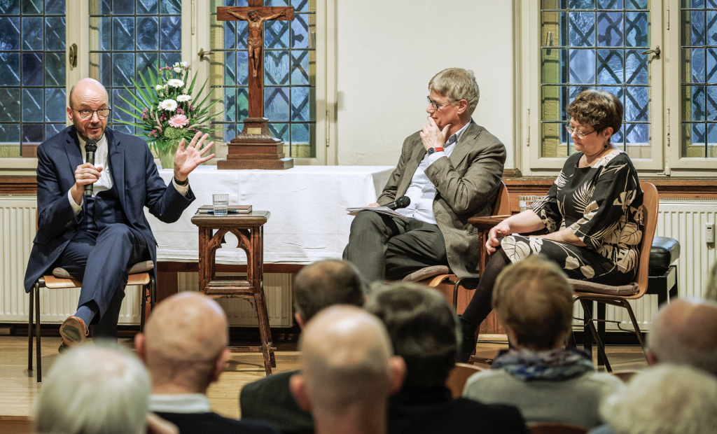 Landesbischof Tobias Bilz (l.) diskutierte im Matthäi-Haus Leipzig mit Dr. Annette Weidhas von der Evangelischen Verlagsanstalt Leipzig, Akademiedirektor Stephan Bickhardt und Gästen die These »Politik braucht Kirche«. © Uwe Winkler