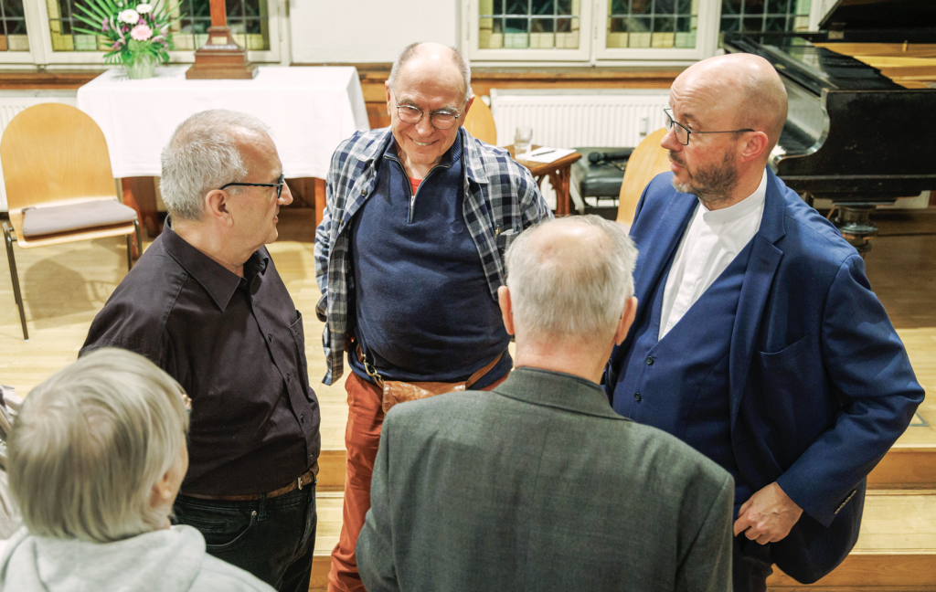 Reger Austausch und Gespräche zwischen Gästen und Bischof Bilz (r.) im Anschluss der Veranstaltung. © Uwe Winkler