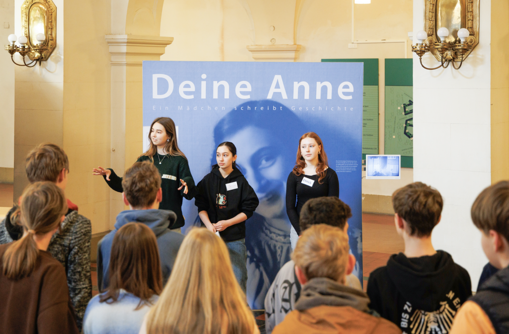 Die Leipziger Schülerinnen Luise, Sosan und Enna (v. l. ) führen Gleichaltrige durch die Ausstellung über Anne Frank im Neuen Rathaus Leipzig. © Uwe Winkler