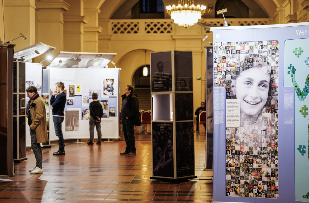 Blick in die Ausstellung in der Wandelhalle des Neuen Rathauses. © Uwe Winkler