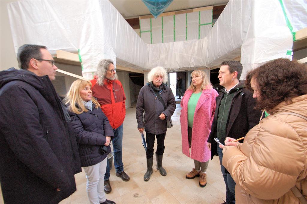 Kirchenbesichtigung im Dezember in Güldengossa: Dirk Panter (l.), Pfarrer Matthias Weber (3. v. l.), Statiker Mathias Förtsch (M.), Petra Köpping (3. v. r.), Bürgermeister Daniel Strobel (2. v. r.). © Roger Dietze