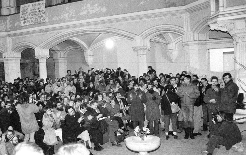 Protest und Solidarität: Trotz Einschüchterungen nach dem Überfall auf die Umweltbibliothek kamen täglich viele Menschen zu den Fürbittandachten in die Zionskirche – auch mit Transparenten. © Havemann-Gesellsch./Sigbert Schefke