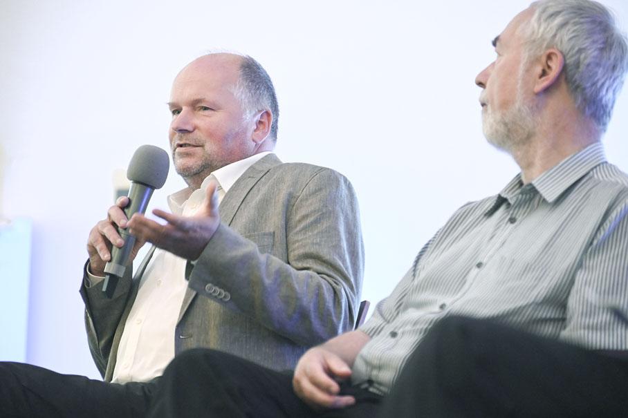 Gegen Ausgrenzung: Michael Beleites (l.) plädiert auf dem Podium der Konrad-Adenauer-Stiftung Dresden am vergangenen Donnerstag für das Miteinanderreden. Rechts: Markus Meckel. © Steffen Giersch