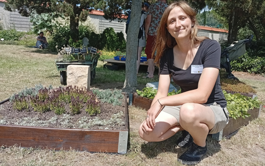 Rosa Pätzig auf einer Musteranlage für Gräber im Areal der Gartenbaufachschule Pillnitz. © Torsten Hilscher