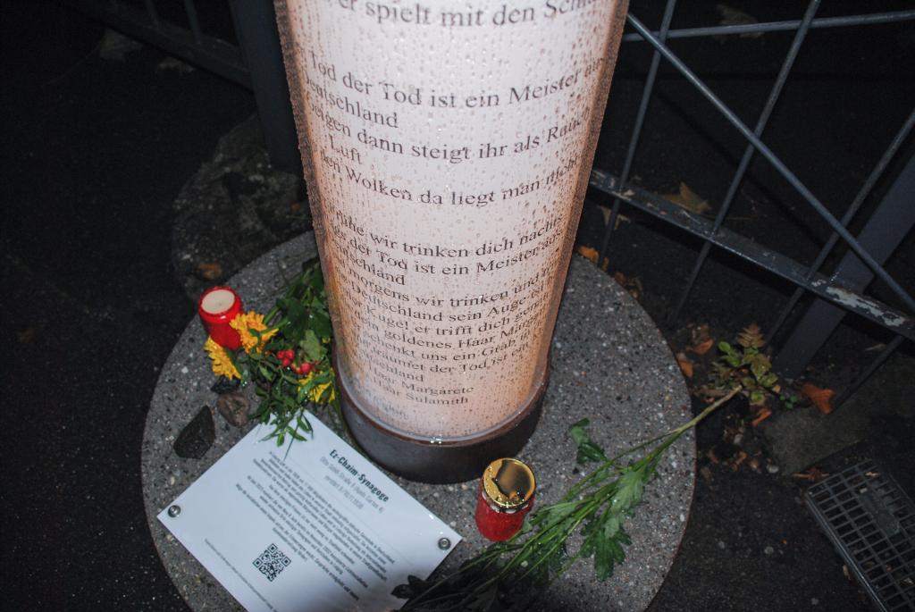 Lichtsäule am Ort der Leipziger Ez-Chaim-Synagoge (Otto-Schill-Straße 8), die am 9. November 1938 zerstört wurde. Jetzt erinnert diese Installation der Künstlerin Nina K. Jurk an sie. Zu lesen ist Paul Celans »Todesfuge«. © R. Weinhold-Heße