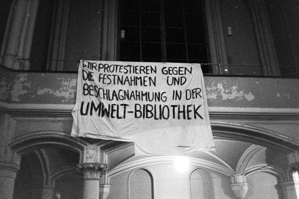 Protest und Solidarität: Trotz Einschüchterungen nach dem Überfall auf die Umweltbibliothek kamen täglich viele Menschen zu den Fürbittandachten in die Zionskirche – auch mit Transparenten. © Havemann-Gesellsch./Sigbert Schefke