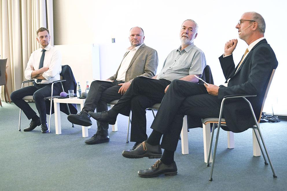 Suchen Auswege aus der Spaltung (v. l.): Michael Kretschmer, Michael Beleites, Markus Meckel und Joachim Klose (Konrad-Adenauer-Stiftung). © Steffen Giersch