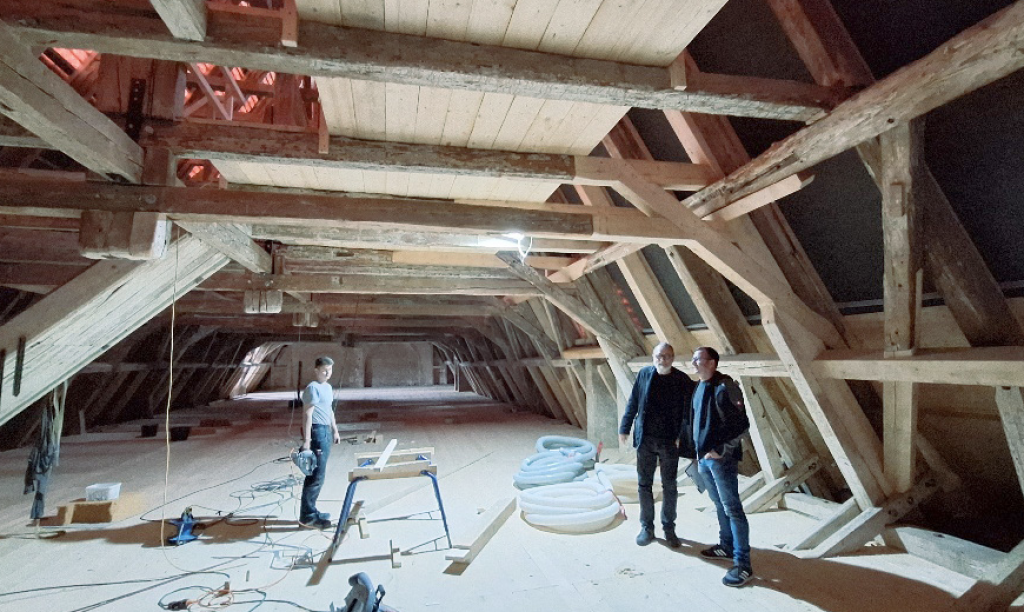Archivar Tom Lauerwald (li.) und Dachdeckermeister René Heinitz © Kathrin König