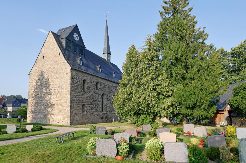 Die Diskussionsrunde fand in der aufwendig sanierten Festscheune an der Hirschfelder Kirche statt. © Markus Pfeifer