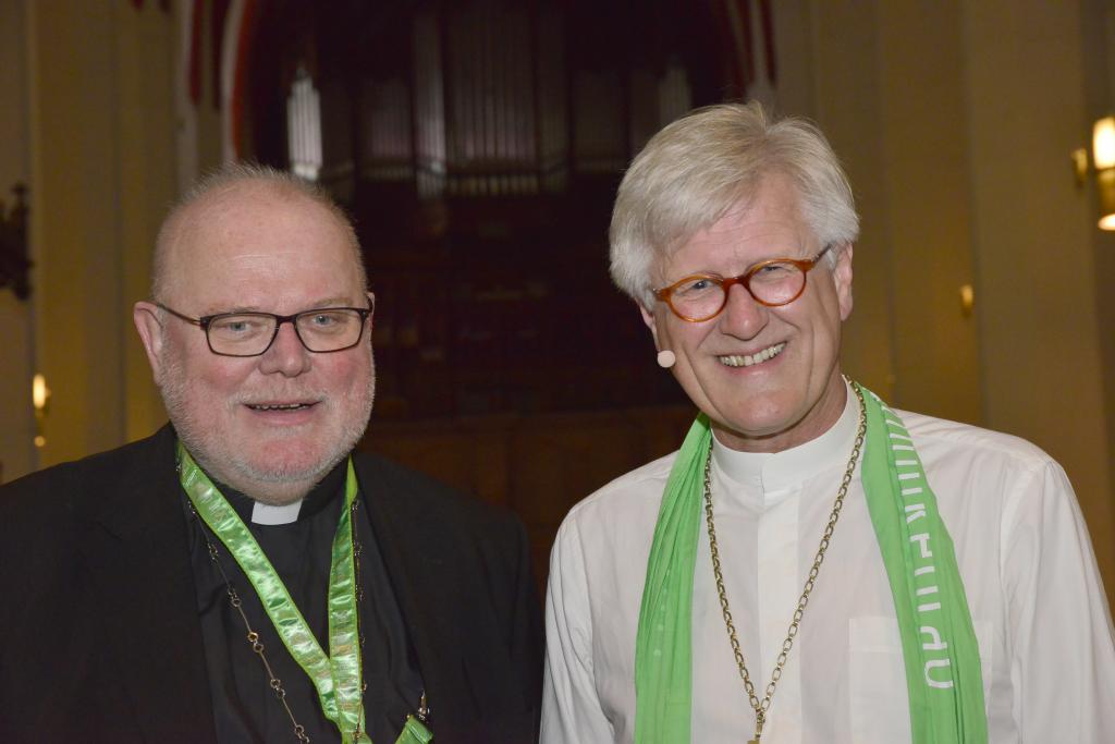 Die Bischöfe Reinhard Marx (l.) und Heinrich Bedford-Strom vor dem Streitgespräch in der Leipziger Thomaskirche. Foto: Kühne