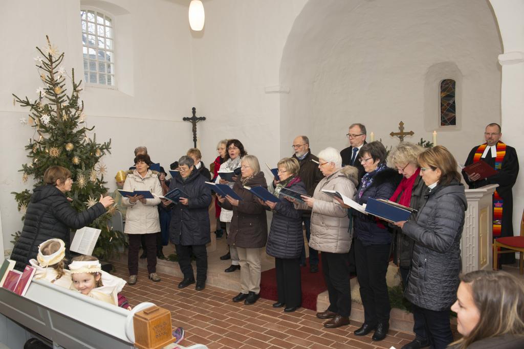 Kantorin Anne Körner im Dauereinsatz: Hier mit dem Chor in Ochsensaal bei Dahlen. Foto: Thomas Barth