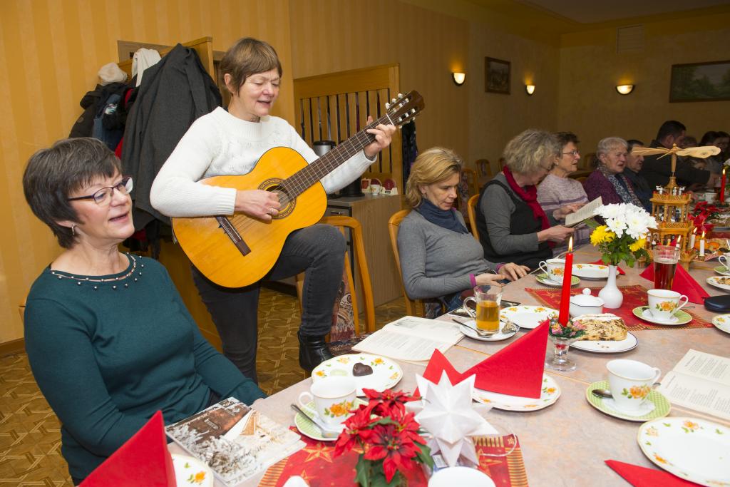Kantorin Anne Körner im Dauereinsatz: Nach dem Weihnachtsgottesdienst ist die ganze Festgemeinde zum Stollenessen eingeladen – mit Gitarrenmusik. Foto: Thomas Barth