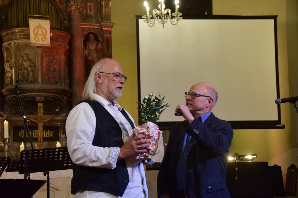 Würdigende Worte: Landeskirchenmusikdirektor Markus Leidenberger (r.) dankte Wolfgang Tost für seinen Dienst. © A. Schroth