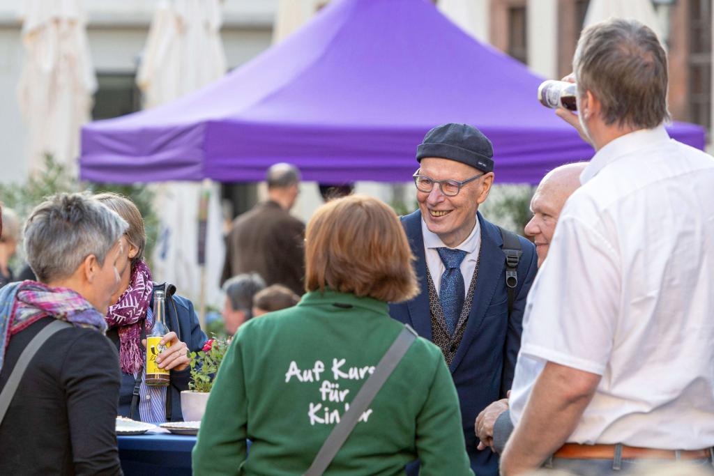 Diakoniechef Dietrich Bauer im angeregten Gespräch. Foto: Birgit Andert
