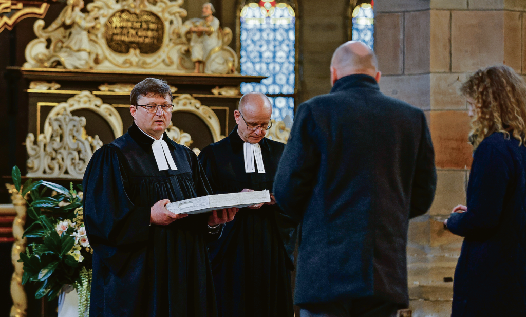 Superintendent Harald Pepel (l.) und OLKR Dr. Thilo Daniel (M.) © Markus Pfeifer