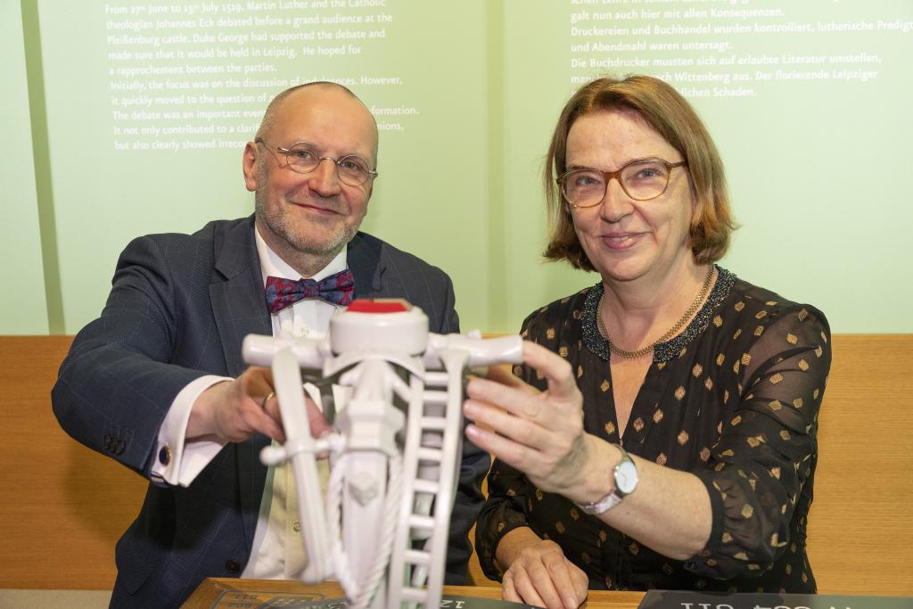 Thomas T. Müller und Ulrike Dura am Tastmodell des vergrößerten Rings.  Foto: Maxi Konang