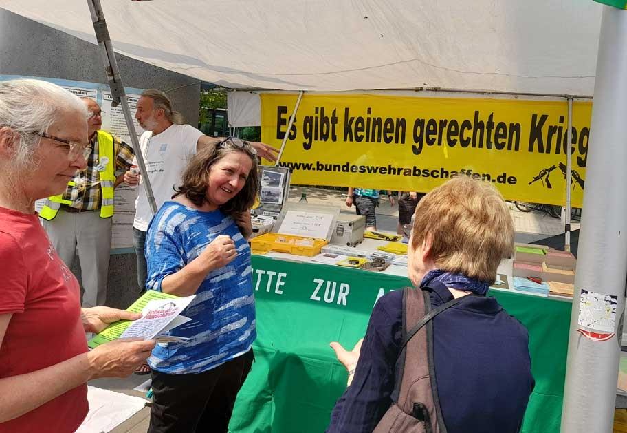 Außen vor? Diskussion über christliche Friedensethik angesichts des Ukraine- Krieges an einem Stand außerhalb der Messehallen. © Stefan Seidel