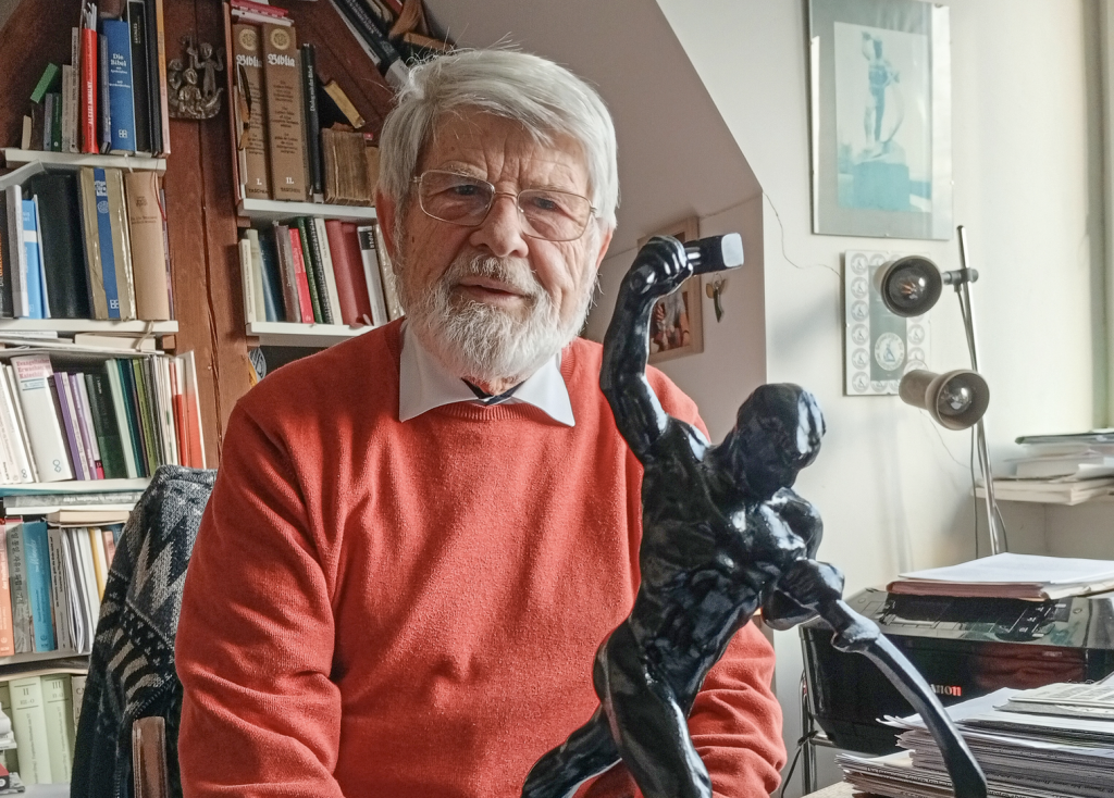 Harald Bretschneider in seinem Arbeitszimmer. Hinten rechts ein Foto der Statue vor dem UNO-Hauptquartier in New York. Auf dem Schreibtisch eine Bronze von Jewgeni Wiktorowitsch Wutschetitsch. © Torsten Hilscher